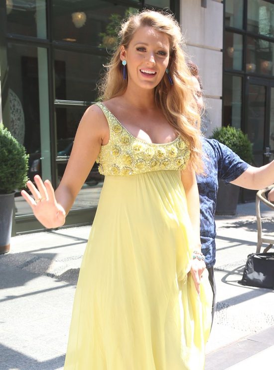 Blake Lively - najpiękniejsza mama w Nowym Jorku (FOTO)