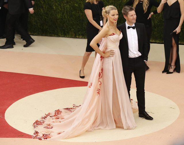 Blake Lively na gali MET 2016 - pierwszy raz od ogłoszenia ciąży Blake Lively na gali MET 2016 - pierwszy raz od ogłoszenia ciąży