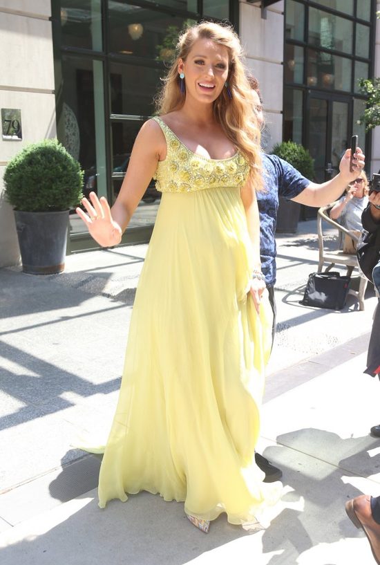 Blake Lively - najpiękniejsza mama w Nowym Jorku (FOTO)