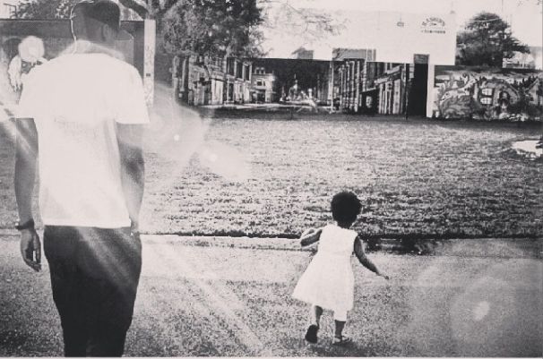 Blue Ivy w ramionach taty (FOTO)