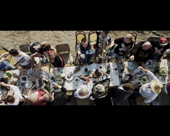 Nowy Donatan: wieś tańczy i śpiewa a słoma z butów wystaje