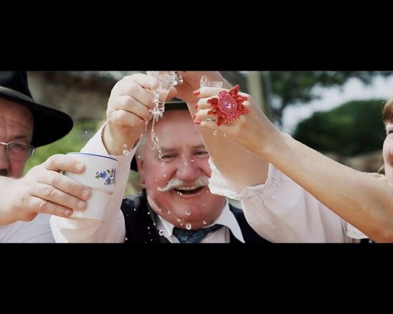 Nowy Donatan: wieś tańczy i śpiewa a słoma z butów wystaje