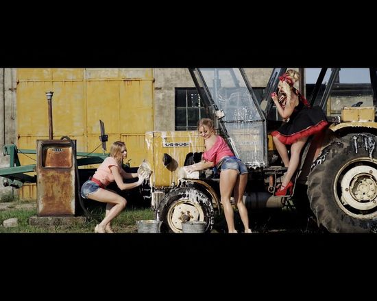 Nowy Donatan: wieś tańczy i śpiewa a słoma z butów wystaje