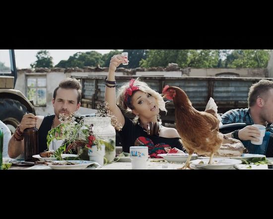 Nowy Donatan: wieś tańczy i śpiewa a słoma z butów wystaje