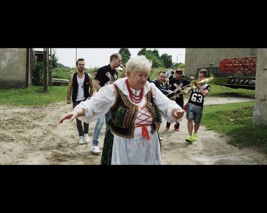 Nowy Donatan: wieś tańczy i śpiewa a słoma z butów wystaje