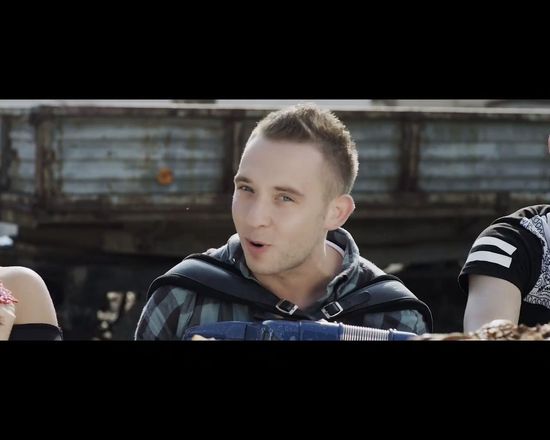 Nowy Donatan: wieś tańczy i śpiewa a słoma z butów wystaje