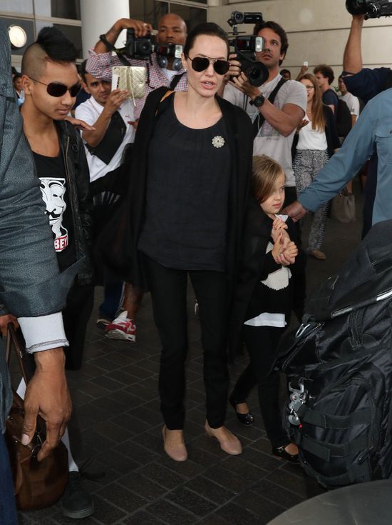 Rodzina Pitt-Jolie przedziera się prze tłum paparazzi (FOTO) Rodzina Pitt-Jolie przedziera się prze tłum paparazzi (FOTO)