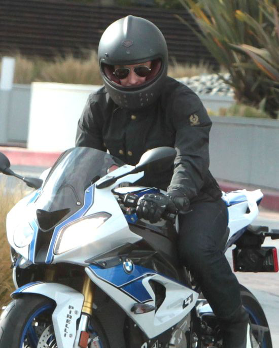Bradley Cooper na superszybkim motocyklu (FOTO) Bradley Cooper na superszybkim motocyklu (FOTO)