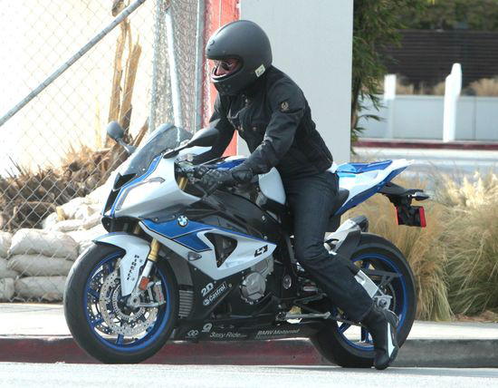 Bradley Cooper na superszybkim motocyklu (FOTO) Bradley Cooper na superszybkim motocyklu (FOTO)