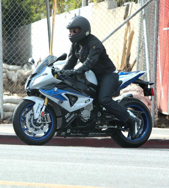 Bradley Cooper na superszybkim motocyklu (FOTO) Bradley Cooper na superszybkim motocyklu (FOTO)
