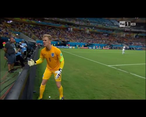 Brytyjski bramkarz KLNIE NA CHŁOPCA podającego piłkę [VIDE