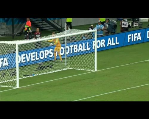 Brytyjski bramkarz KLNIE NA CHŁOPCA podającego piłkę [VIDE