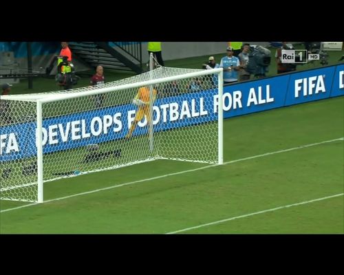 Brytyjski bramkarz KLNIE NA CHŁOPCA podającego piłkę [VIDE