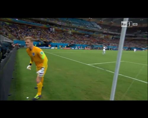 Brytyjski bramkarz KLNIE NA CHŁOPCA podającego piłkę [VIDE