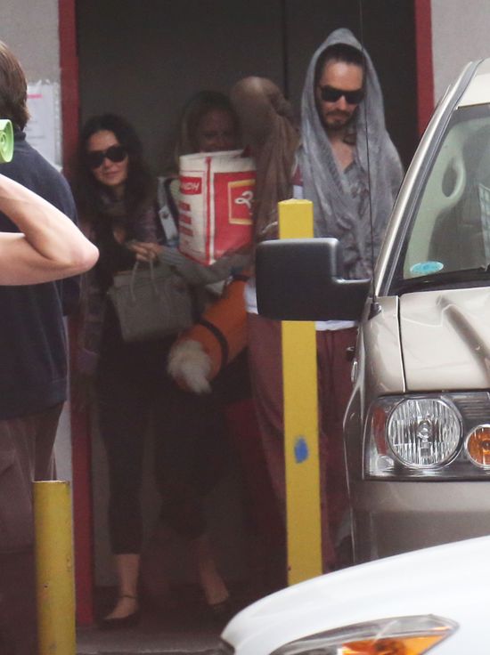 Co łączy Russella Branda i Demi Moore?