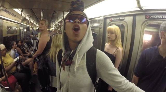 Brandy śpiewała w metrze. Nie przewidzisz reakcji ludzi! Brandy śpiewała w metrze. Nie przewidzisz reakcji ludzi!