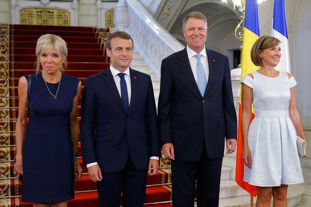 Brigitte Macron założyła mini i odsłoniła ramiona, a tam... (ZDJĘCIA)