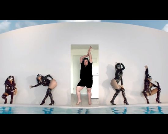 Tłuszczyk nie przeszkadza mu BRAWUROWO naśladować Britney