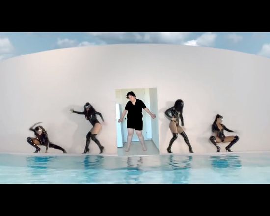 Tłuszczyk nie przeszkadza mu BRAWUROWO naśladować Britney