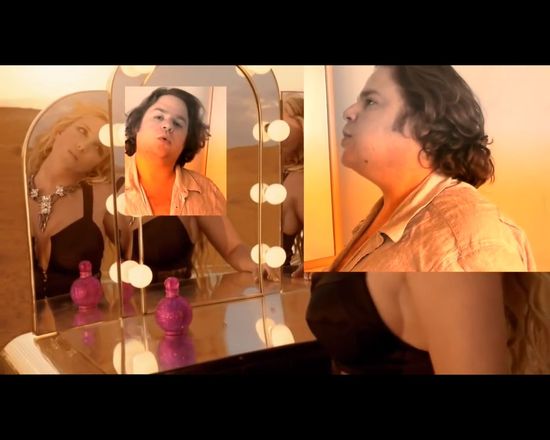 Tłuszczyk nie przeszkadza mu BRAWUROWO naśladować Britney