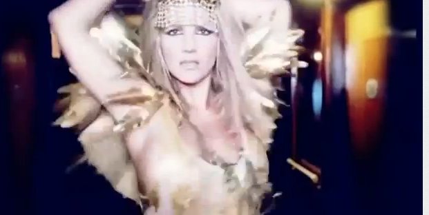 Dwie twarze Britney Spears w reklamie perfum (VIDEO)