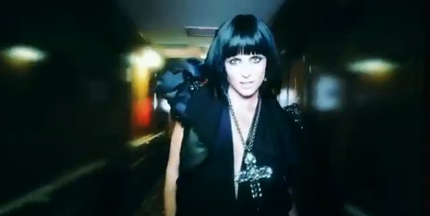 Dwie twarze Britney Spears w reklamie perfum (VIDEO)