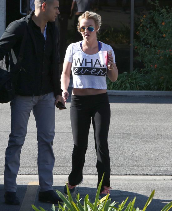 Brzuch Britney Spears - okładka vs. rzeczywistość (FOTO)