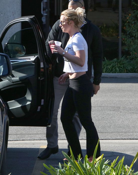 Brzuch Britney Spears - okładka vs. rzeczywistość (FOTO)