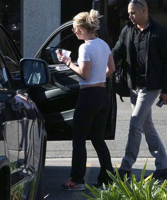 Brzuch Britney Spears - okładka vs. rzeczywistość (FOTO)