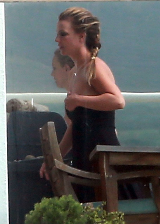 Britney Spears pokazała zgrabny brzuszek (FOTO)