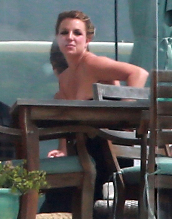 Britney Spears pokazała zgrabny brzuszek (FOTO)