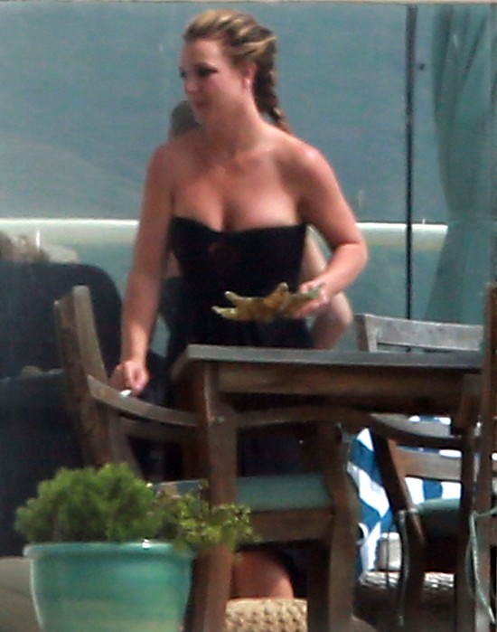 Britney Spears pokazała zgrabny brzuszek (FOTO)