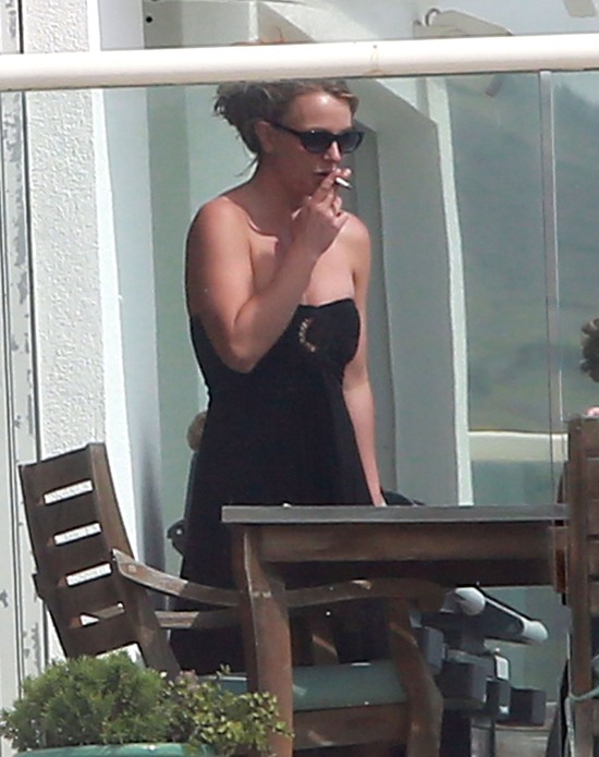 Britney Spears pokazała zgrabny brzuszek (FOTO)