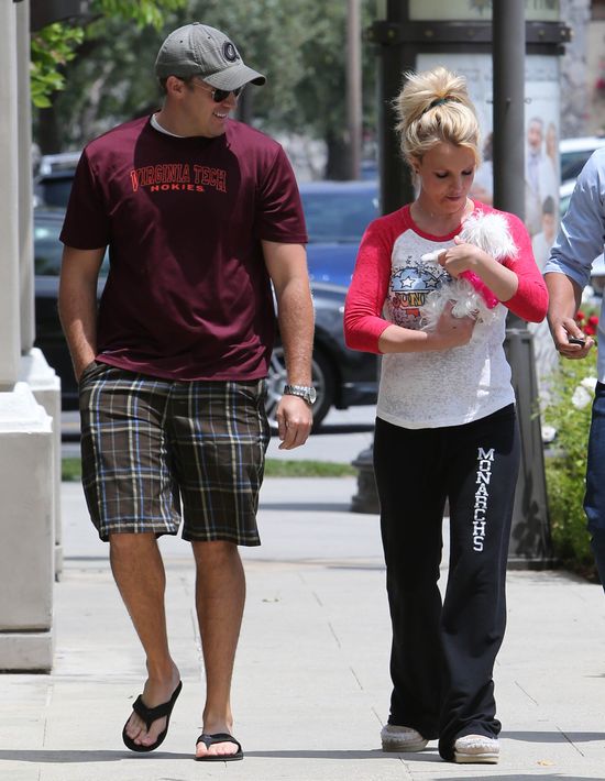 Britney Speras, David Lucado i... mały, biały piesek (FOTO)