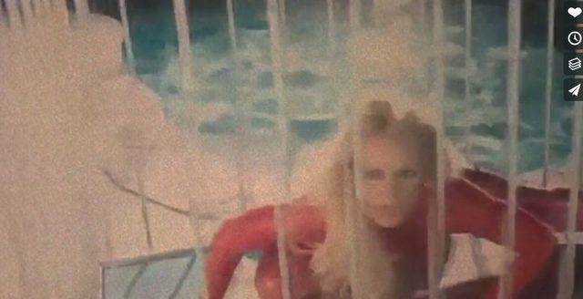 Britney Speras, klatka, bielizna BDSM, nadzy mężczyźni i wszechobecny SEKS 