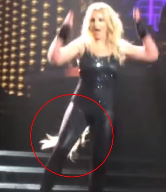 Kolejna WPADKA Britney Spears! Na scenie odpadły jej doczepy