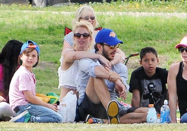 Britney Spears pokazała synów na okładce People Britney Spears pokazała synów na okładce People