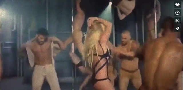 Britney Speras, klatka, bielizna BDSM, nadzy mężczyźni i wszechobecny SEKS 