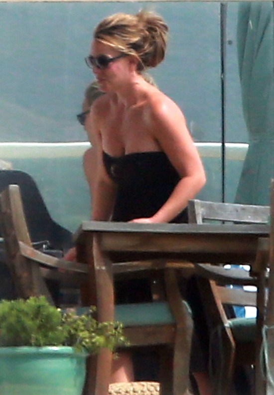 Britney Spears pokazała zgrabny brzuszek (FOTO)