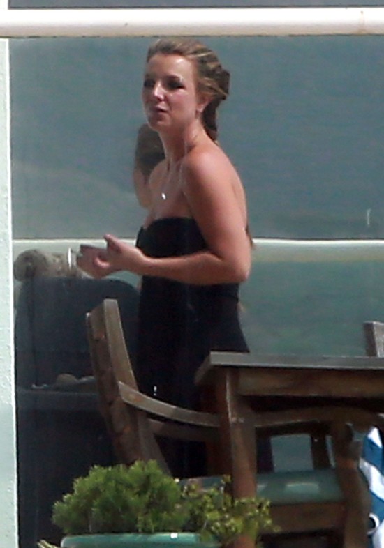 Britney Spears pokazała zgrabny brzuszek (FOTO)