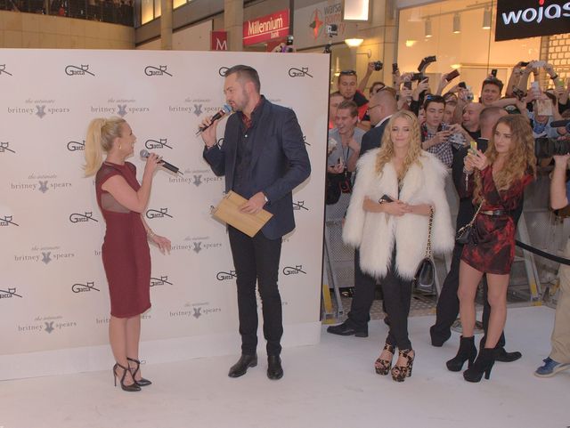 Britney Spears ściska się z Dodą. Gwiazda w Polsce! (FOTO)