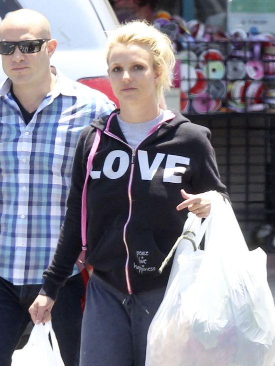 Zmęczona Britney Spears bez makijażu (FOTO)