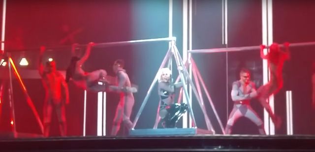 O nie! Kostium Britney Spears rozpiął się na scenie (VIDEO) O nie! Kostium Britney Spears rozpiął się na scenie (VIDEO)