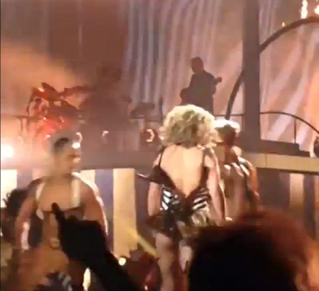Britney Spears zaliczyła wpadkę na koncercie (VIDEO) Britney Spears zaliczyła wpadkę na koncercie (VIDEO)