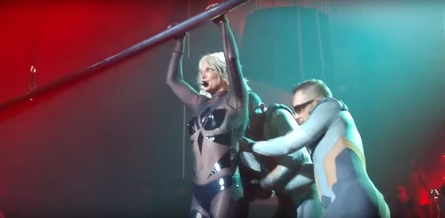 O nie! Kostium Britney Spears rozpiął się na scenie (VIDEO) O nie! Kostium Britney Spears rozpiął się na scenie (VIDEO)
