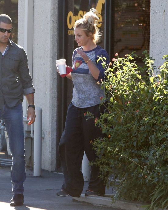 Wyjście w piżamie to dla niej norma (FOTO) Wyjście w piżamie to dla niej norma (FOTO)