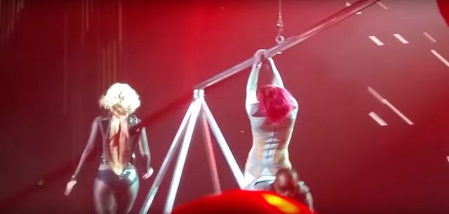 O nie! Kostium Britney Spears rozpiął się na scenie (VIDEO) O nie! Kostium Britney Spears rozpiął się na scenie (VIDEO)