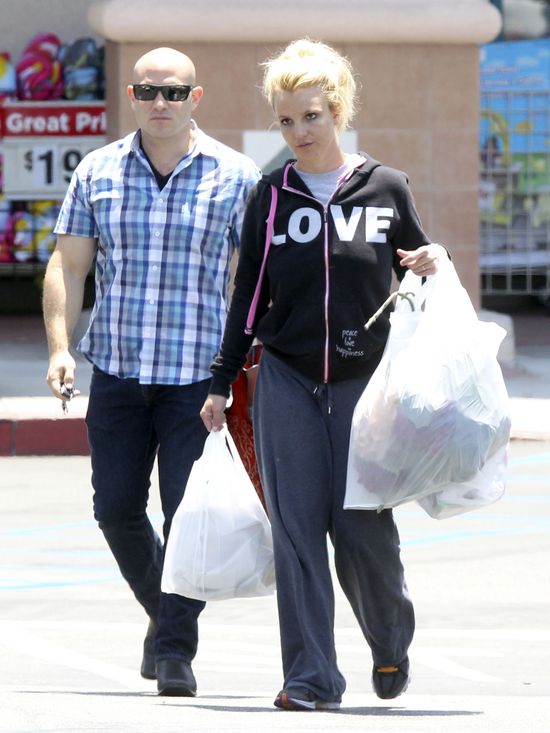 Zmęczona Britney Spears bez makijażu (FOTO)