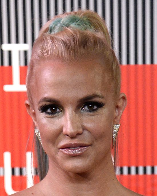 Kreacja Britney Spears na MTV VMA omal nie strzeliła (FOTO)