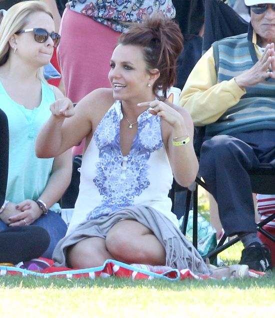 Co tak bawi Britney Spears? (FOTO)